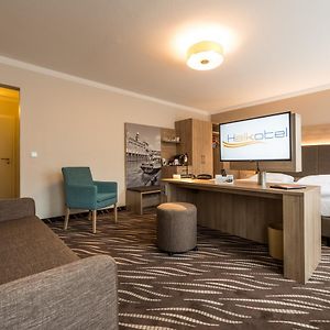 Zimmer mit Kingsize-Bett
